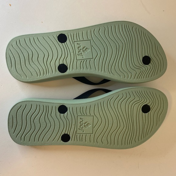 New REEF PVC free flip flops sz8 - Picture 4 of 4